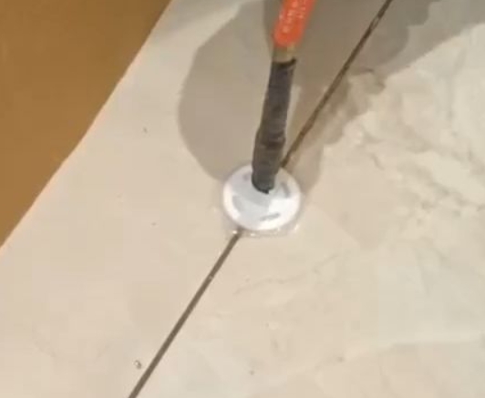 确山瓷砖空鼓维修公司专业解答瓷砖在铺贴过程中，如果没有涂抹均匀到位的粘结材料（如水泥砂浆或瓷砖胶），可能会导致以下问题